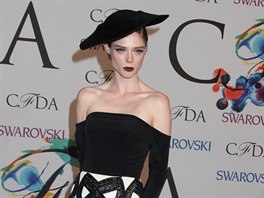 Modelka Coco Rochová nastoupila tentokrát na modrý koberec v modelu znaky...