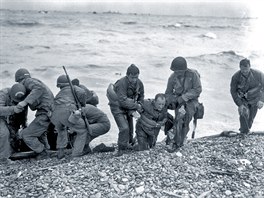 Plá Omaha se 6. ervna 1944 stala peklem na zemi. Na snímku vojáci pomáhají...