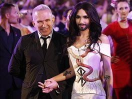 Conchitu Wurst doprovodil na ples nvrh Jean Paul Gaultier