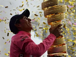 Kolumbijsk cyklista Nairo Quintana s trofej pro vtze Giro dItalia.