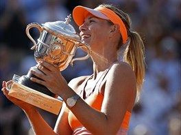 S TROFEJ. Maria arapovov hrd pzuje s trofej pro vtzku Roland Garros...