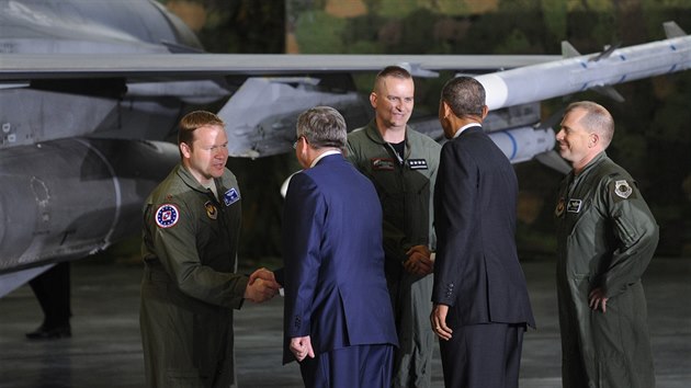 Barack Obama a polsk prezident Bronislaw Komorowsi zdrav americk a polsk sthae (3. ervna 2014)