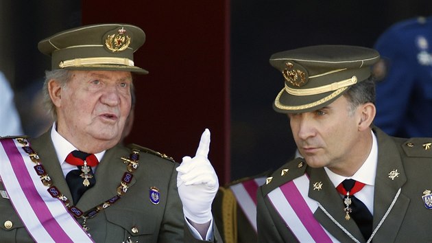 Odchzejc panlsk krl Juan Carlos I. a jeho syn Felipe na ceremonii k 200. vro zaloen vojenskho du sv. Hermenegilda v kltee San Lorenzo de El Escorial nedaleko Madridu (3. ervna 2014)