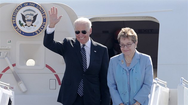 Americk viceprezident Joe Biden s manelkou Jill po pistn v Kyjev, kam zavtali na inauguraci Petra Poroenka do funkce prezidenta (6. ervna 2014)