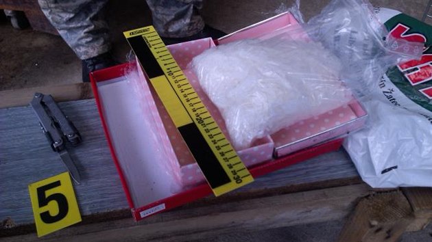 Ústečtí kriminalisté při zátahu na drogové dealery v Petrovicích objevili kilo pervitinu a 310 tisíc korun v hotovosti.