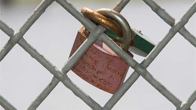 Zhruba šest set zámků lásky museli dělníci z Tyršova mostu v Děčíně odstřihat kvůli opravám zábradlí.