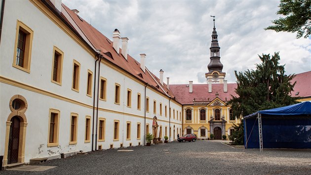 Thunové děčínský zámek prodali v roce 1932 československému státu, který z něj udělal kasárna. V letech 1968 až 1991 tu sídlila sovětská posádka, která památku zplundrovala.