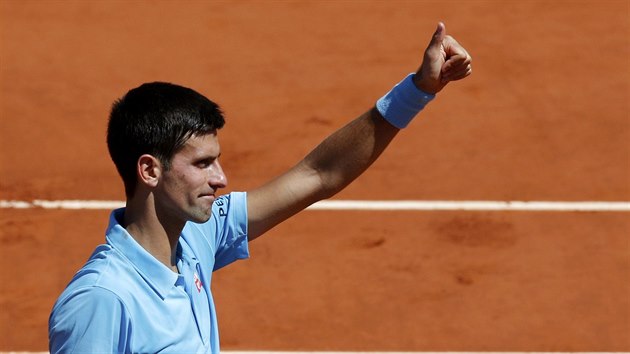 Srbský tenista Novak Djokovi zdraví diváky po postupu do finále Roland Garros.