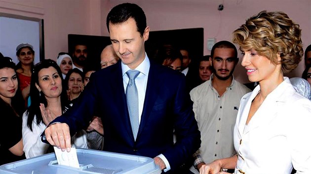 Autorit��sk� prezident Ba��r Asad spolu se svou man�elkou Asmou vol� v prezidentsk�ch volb�ch v centru Dama�ku (3. �ervna 2014).