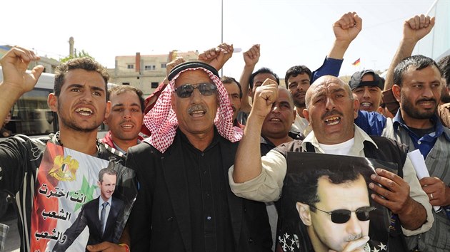 Syani s obrzkem prezidenta Asada zpvaj slogany pi ekn na pekroen hranic mezi Srii a Libanonem v Masnaa, aby mohli volit v probhajcch prezidentskch volbch (3. ervna 2014).