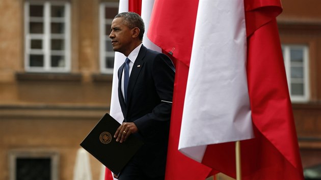 Americk prezident pichz na podium na Hradnm nmst ve Varav, aby pronesl projev (4. ervna 2014)