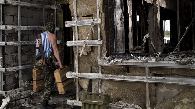 Prorut rebelov obsadili vojenskou zkladnu hranin stre v luhansk oblasti (4. ervna 2014).