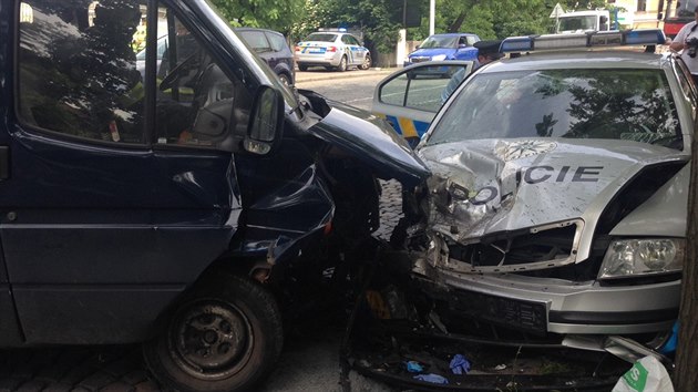 Policist peveli zadrenho mue k vslechu, v Korunovan ulici v Praze se stetli s protijedouc dodvkou (2.6.2014)