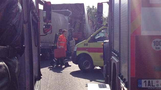 Nehoda tří kamionů zablokovala na osmém kilometru dálnici D11 směrem na Hradec Králové (3.6.2014)