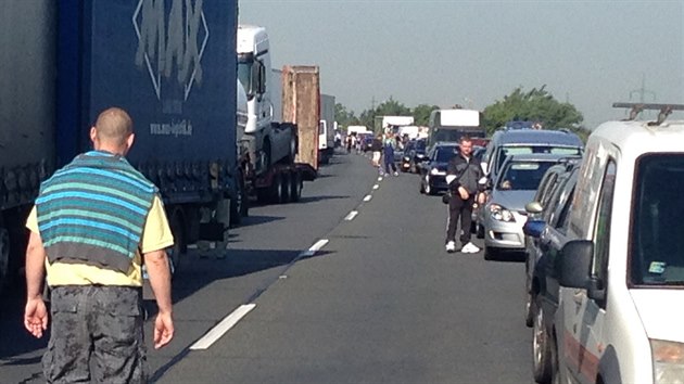 Nehoda tří kamionů zablokovala na osmém kilometru dálnici D11 směrem na Hradec Králové. Dva řidiči zemřeli (3.6.2014)