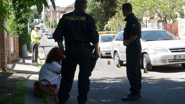 Opil ena nabourala v Praze Kyjch auto. Policejn hldce pot nadchala pes ti promile(9.6.2014)