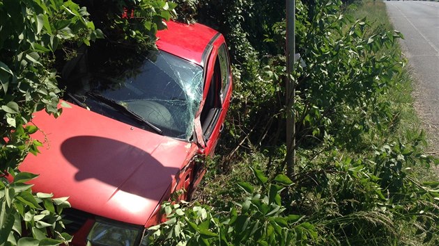 Při dopravní nehodě u Mochova vjel řidič tohoto automobilu do protisměru, sám skončil mimo silnici.