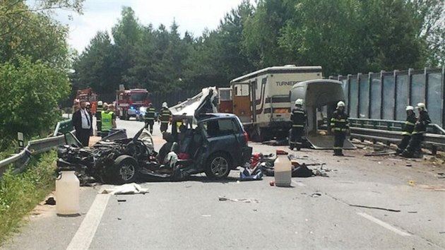 Nehoda tří osobních aut a náklaďáku nedaleko Bystřice před 13 hodinou zastavila provoz na rušném tahu číslo 3 mezi Táborem a Benešovem (1. června)