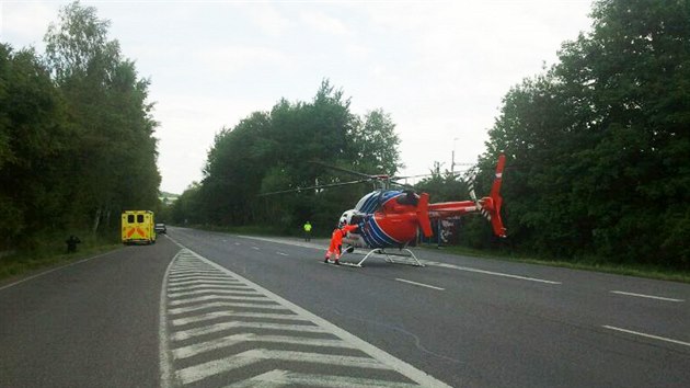Při nehodě zemřel řidič volva. Ženu a dvě děti, kteří cestovali s ním, přepravili zdravotníci vrtulníky do nemocnic (1. června)