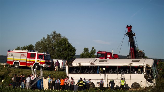 Ministr vnitra Robert Kalik informoval, e je vylouena kolize s jinm vozidlem. Pi obhldce stop, kter autobus zanechal na svahu, podle nj bylo patrn, e se idi snail autobus dostat zpt na silnici (6. ervna)