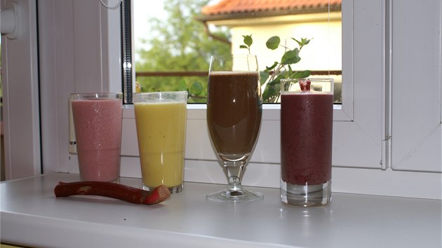 Rebarborov, mangov, Katino sndaov a Pepkovo smoothie, pijte zleva doprava