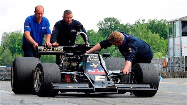 Lotus 77 alias John Player Special MkII pi testovn na brnnskm okruhu