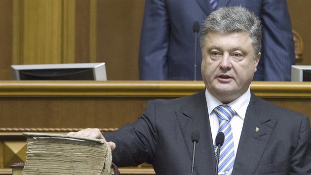 Nový ukrajinský prezident Petro Poroenko s rukou na Bibli a ústav skládá...