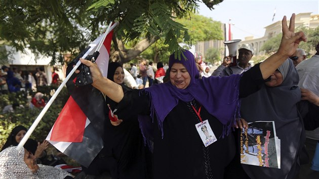 Jedna z podporovatelek Abdala Fattha Ssho se raduje a tancuje ped budovou egyptskho stavnho soudu, kde nov hlava sttu skld psahu (8. ervna 2014).