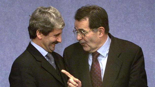 Slovensk premir Mikul Dzurinda (vlevo) hovo s prezidentem Evropsk komise Romanem Prodim pi spolenm setkn v Bruselu. (23. listopadu 1999)