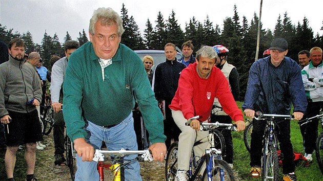 Premir Milo Zeman se svm slovenskm protjkem Mikulem Dzurindou pi jedenctikilometrov cykloprojce u pindlerova Mlna. (19. kvtna 2002)