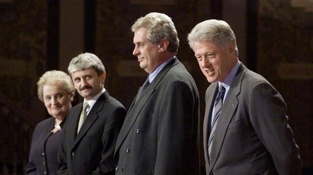 Americk ministryn zahrani Madeleine Albrightov, slovensk premir Mikul Dzurinda, esk premir Milo Zeman a americk prezident Bill Clinton pi pednce k deseti letm od pdu berlnsk zdi na Georgetown University ve Washingtonu. (8. listopadu 1999)
