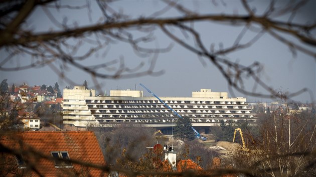 Demolice dejvického hotelu Praha začala na konci února 2014.