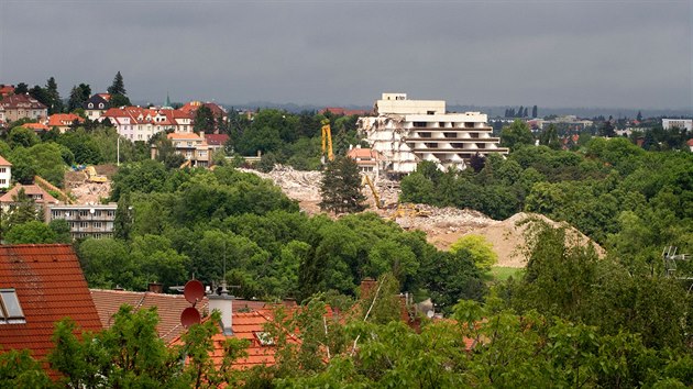 Demolice dejvického hotelu Praha z Ořechovky. (28. května 2014)