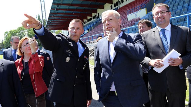 Moravskoslezsk policejn f Tom Kuel ukazuje ministrovi vnitra Milanu Chovancovi na msta v ochozech stadionu Bazaly, kde jsou s fanouky nejvt problmy. (6. ervna 2014)