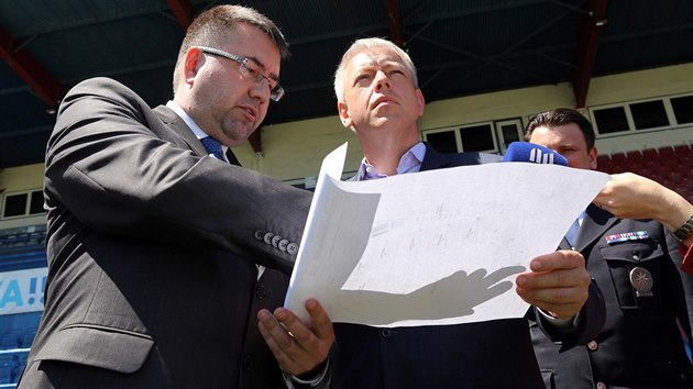 f Banku Ostrava Petr afark ukazuje ministrovi vnitra MIlanu Chovancovi, co ve se na Bazalech do zahjen nov prvoligov sezony zmn. (6. ervna 2014)