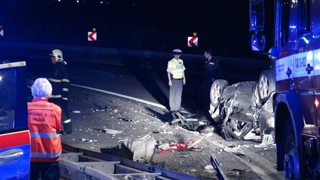 Policie, hasii i zchrann sluba zasahovali asn rno v Praze 9. V Novopack ulicie se srazilo osobn a nkladn auto. (6. ervna 2014)