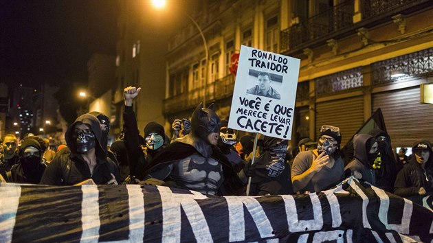 Obyvatel Rio de Janeira protestuj proti vysokm nkladm na organizaci fotbalovho ampiontu. (30. kvtna 2014)