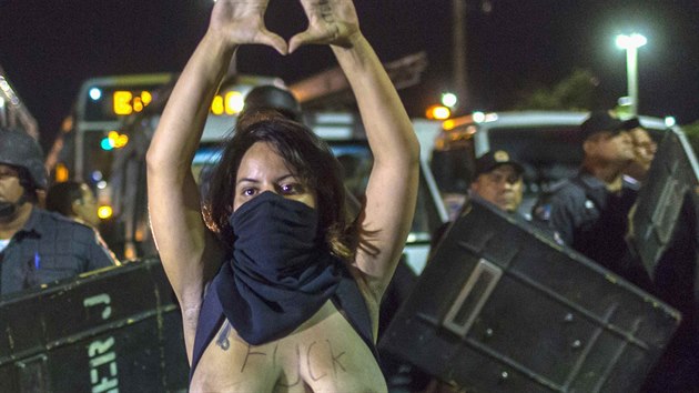 Brazilka protestuje v Rio de Janeiru proti vysokm nkladm na organizovaci fotbalovho mistrovstv svta. (30. kvtna 2014)