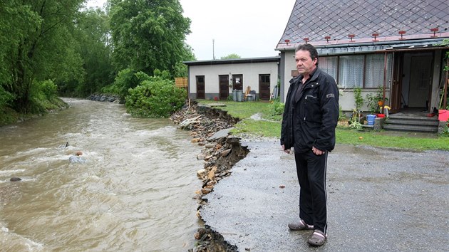 Pavel Kopeck z Jesenicka ped svm domem ohroenm povodn