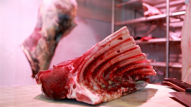 Nov prodejna Mikroframa v brnnskch Malomicch se vedle prodeje farmskch potraviny zamuje pedevm na maso, kter tam za psnch podmnek zraje.