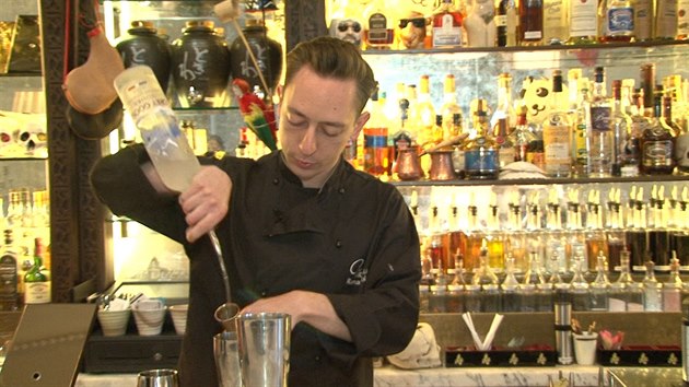 esk barman Roman Foltn pipravuje v londnskm baru Artesian koktejl Forever Young. 