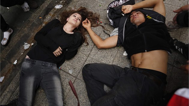 Protesty v centru Istanbulu. Policist proti demonstrantm zashli slznm plynem, z druh strany ltaly petardy. (31. kvtna 2014)