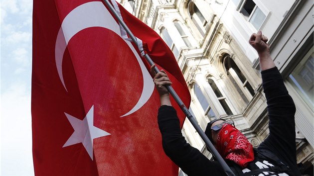 Protesty v centru Istanbulu. Policist proti demonstrantm zashli slznm plynem, z druh strany ltaly petardy. (31. kvtna 2014)