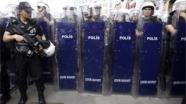 Protesty v centru Istanbulu. Policist proti demonstrantm zashli slznm plynem, z druh strany ltaly petardy. (31. kvtna 2014)