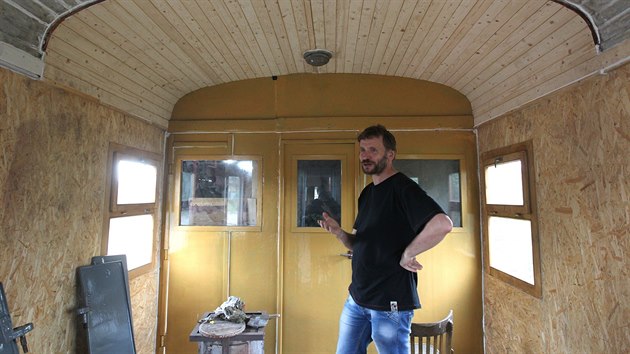 Nadšenci dávají dohromady vagony, které budou sloužit pro výletní vlak. Jezdit na trati z Moravských Budějovic do Jemnice bude od příštího léta, zkušební jízda ho ale čeká už teď v srpnu.