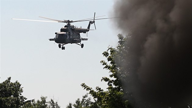 Cvičení hasičů a záchranářů u Náměště nad Oslavou simulovalo pád vrtulníku na panelový dům. Neštěstí si podle scénáře vyžádalo desítky zraněných a mrtvých.