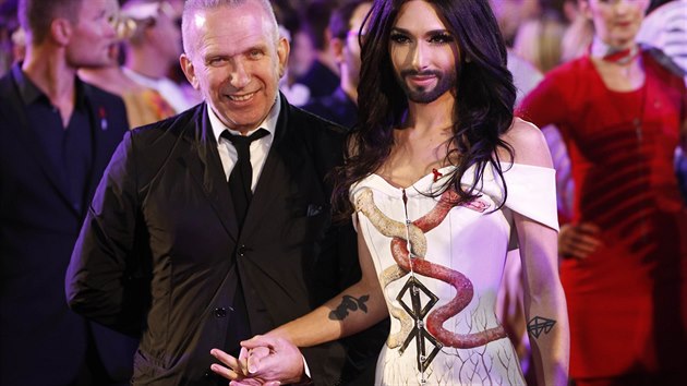 Conchitu Wurst doprovodil na ples návrhá Jean Paul Gaultier