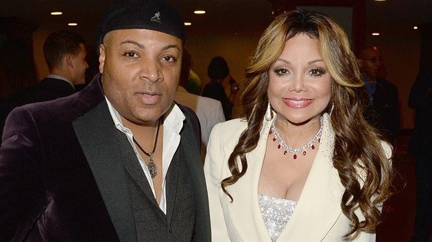 La Toya Jacksonov se svm snoubencem Jeffrm Phillipsem.