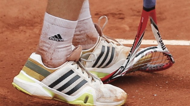 FRUSTRACE. Natvan Ernests Gulbis demoluje svoji raketu v osmifinle Roland Garros. 