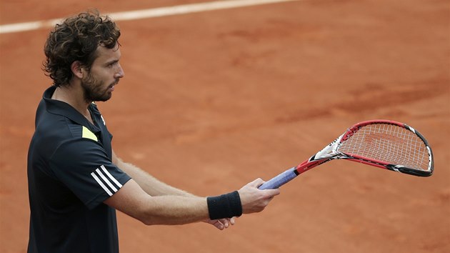 NIIV ZLOBA. Ernests Gulbis zkoum, co s jeho raketou udlal jeho vbuch zlosti v osmifinle Roland Garros. 